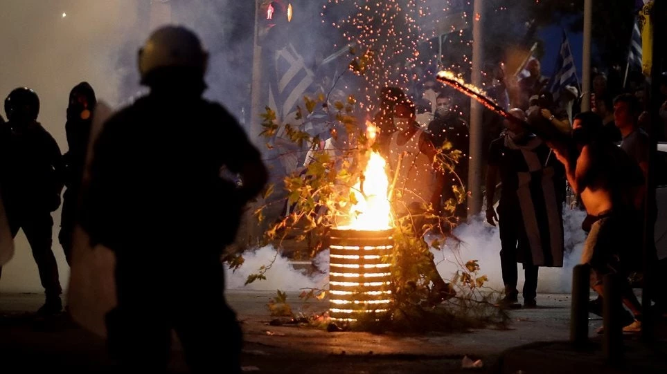 «Πύρινη» οργή των πατριωτών για το Σκοπιανό: Με πυρσούς και ελληνικές σημαίες στους δρόμους της Θεσσαλονίκης – Αποπνικτική ατμόσφαιρα